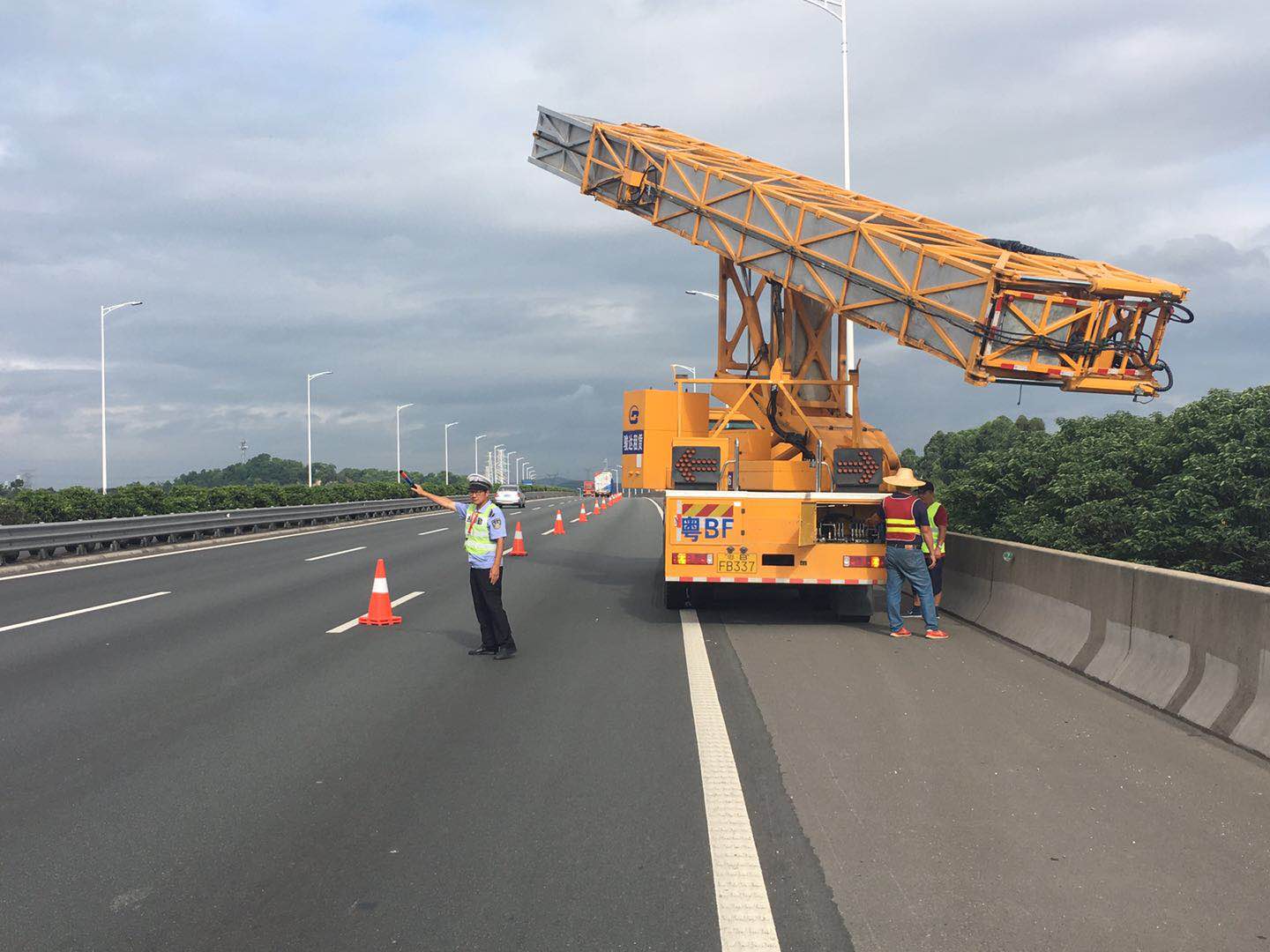 西二環(huán)高速兩下村特大橋檢測(cè)現(xiàn)場(chǎng)施工圍閉情況 (4).jpg